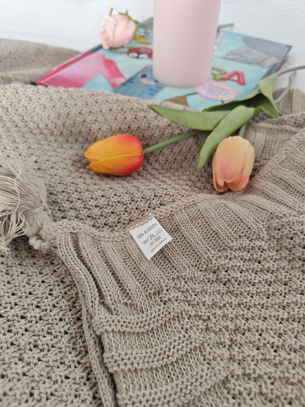Plaid pie de cama algodín de punto con pompones arena beige