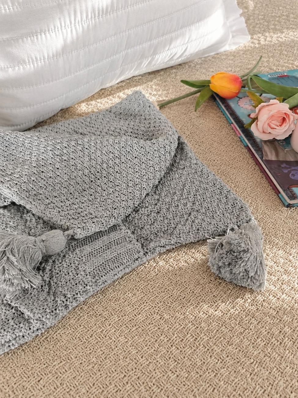 funda cojin de pundo algodon 40x60cm con borlas gris perla