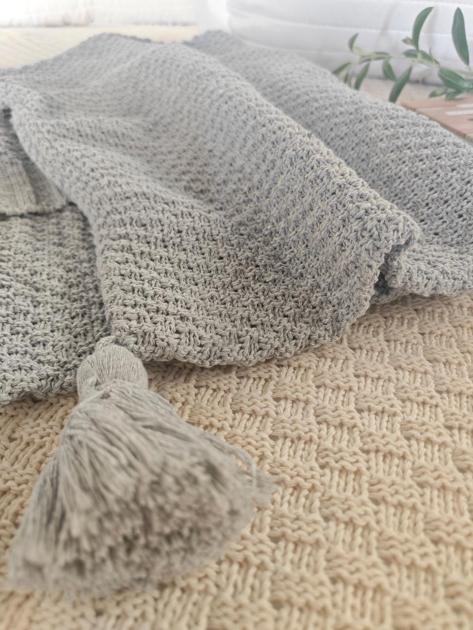 funda cojin de pundo algodon 40x60cm con borlas gris perla